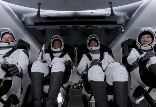 SpaceX的火箭搭载4名平民升空， 平民太空旅行时代开启