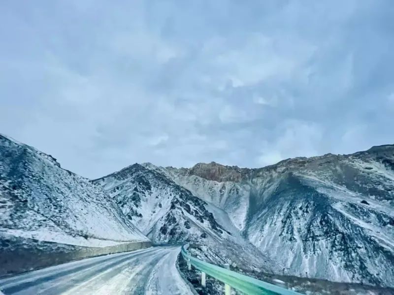 受大面积降雪天气影响，G217线独库公路乌苏市巴音沟路段至新源县那拉提路段路面积雪结冰