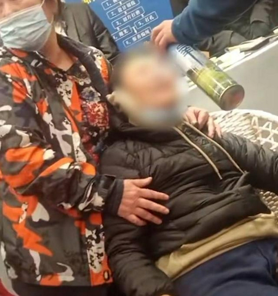 大妈九寨沟旅游没买玉石被导游骂，吓得浑身抽搐！