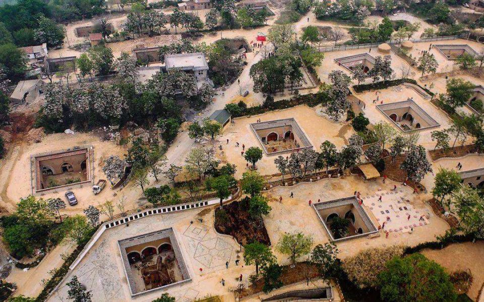 带你去看神奇的世界：一座建在地下的村庄--陕州地坑院1