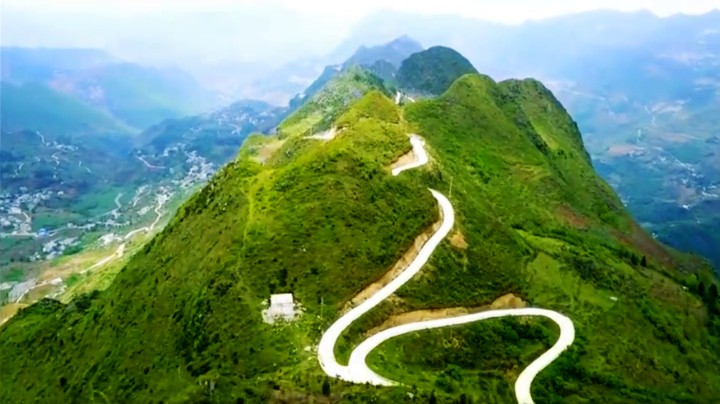 带你去看美丽的风景：一条在山顶上穿梭的公路--牛角山梁子天路