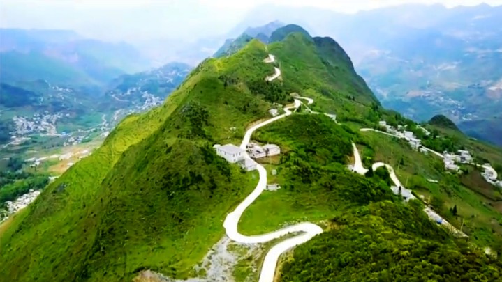 带你去看美丽的风景：一条在山顶上穿梭的公路--牛角山梁子天路