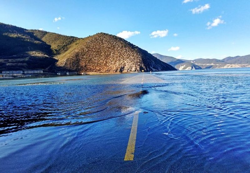  6、云南纳帕海水上公路