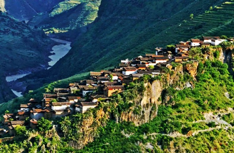 带你去看神奇的景观：悬挂于搬空之中的天险之城--宝山石头城