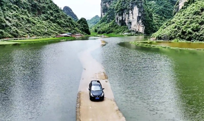带你去看美丽的风景：宛如仙境般的崇左宏高水上公路