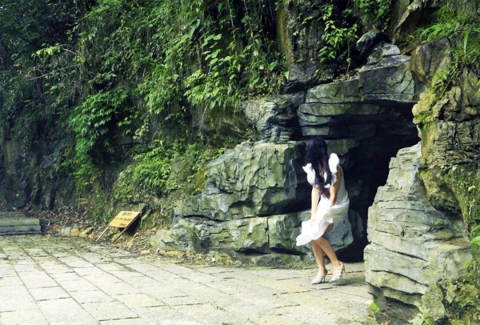 带你去看神奇的世界：能喷出强劲的冷风的洞--湘西乌龙山风洞
