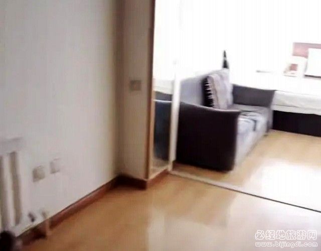 男子多次向房东借钱，还将房东的电器卖掉去深圳旅游