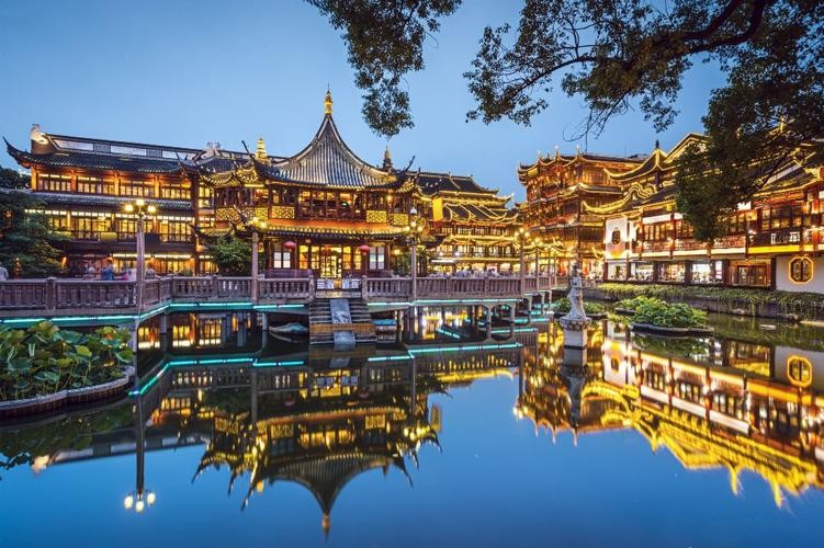 上海市的历史遗迹/自然景观/美食/购物以及休闲娱乐等旅游信息