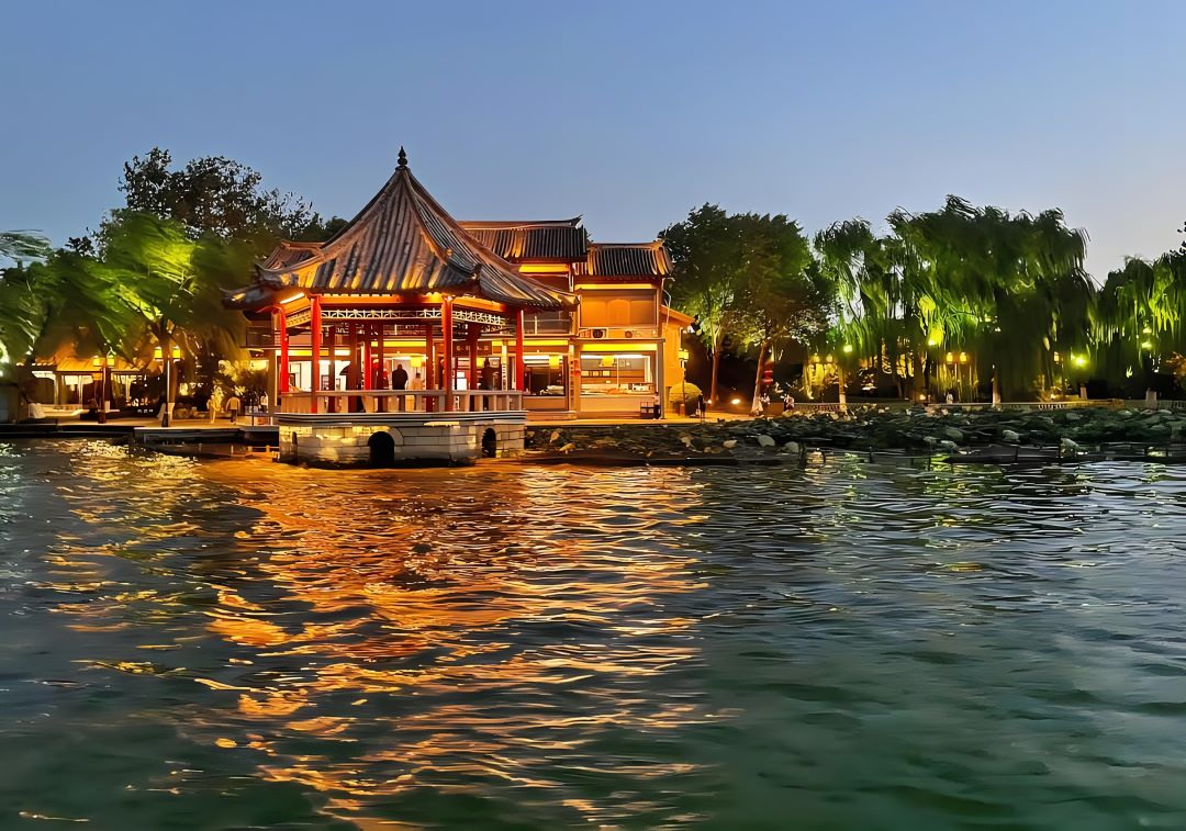 中国12个最美城市湖泊风景区，每一个都值得你去游玩！