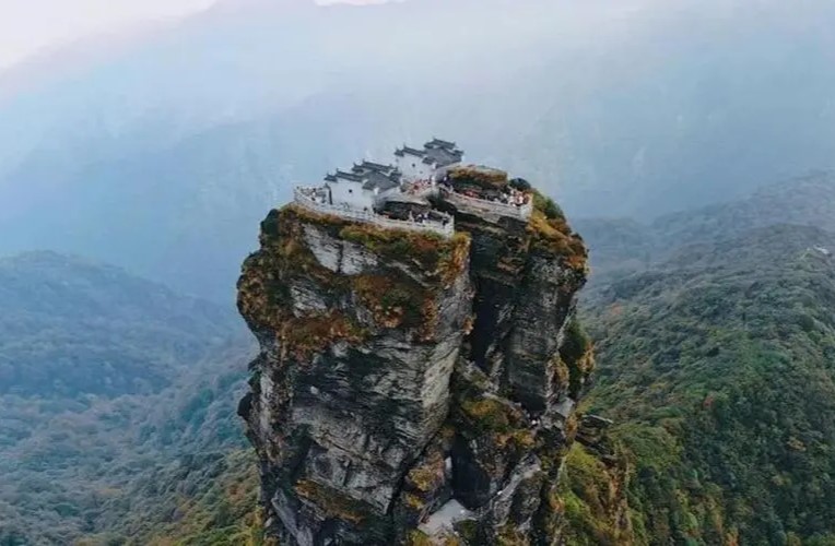 梵净山，云雾缭绕的“天空之城”，自然与佛教文化的和谐交响