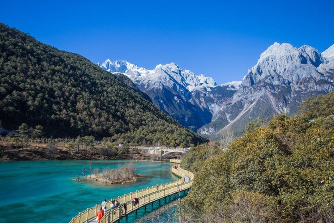自然奇观玉龙雪山：丽江的神山与标志，纳西族文化的象征