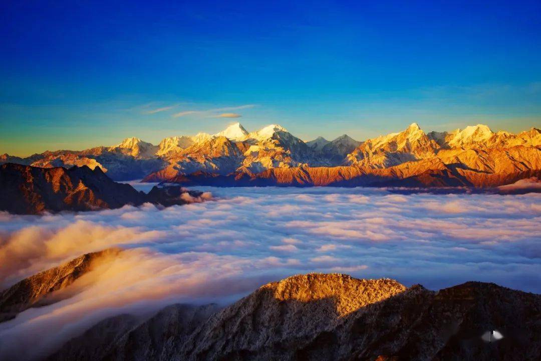探秘四川雅安牛背山：云海与贡嘎雪山的绝美交汇
