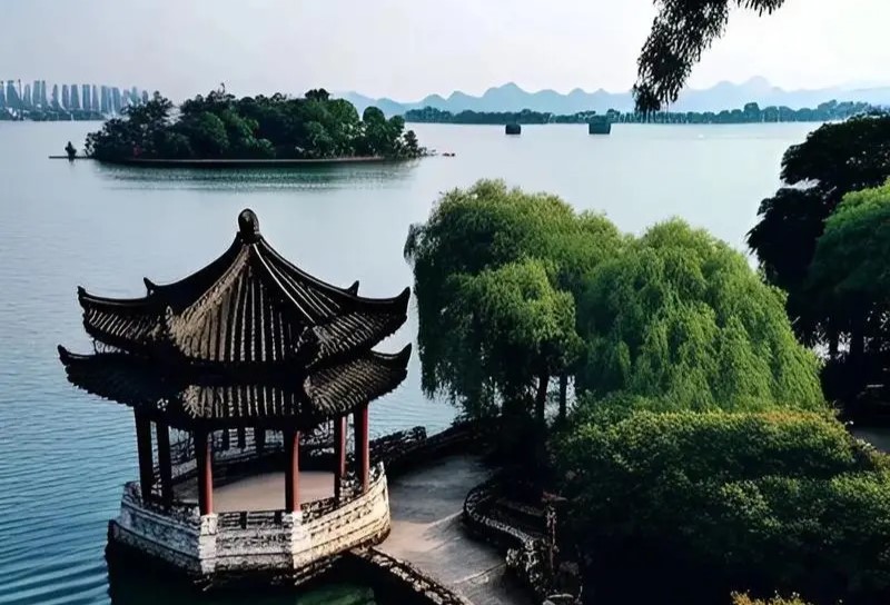 杭州西湖，优美的湖光山色以及千年的传说