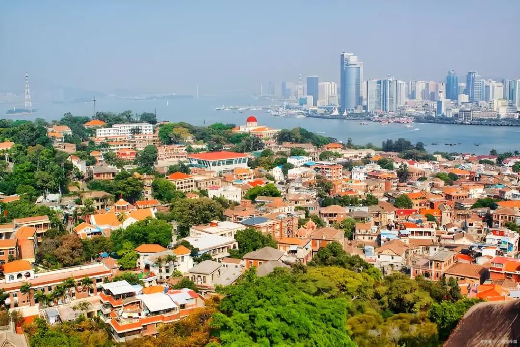 鼓浪屿，一个厦门市东南海域的小岛，充满历史和现代气息