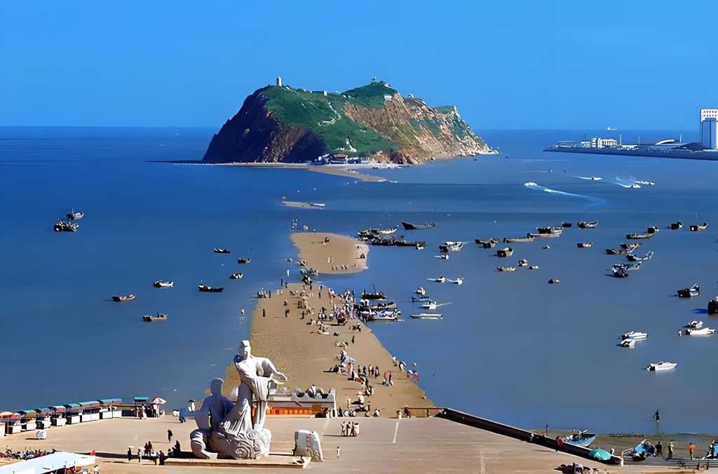 辽宁葫芦岛市，形似葫芦，拥有美丽的海滩和壮观的海蚀地貌