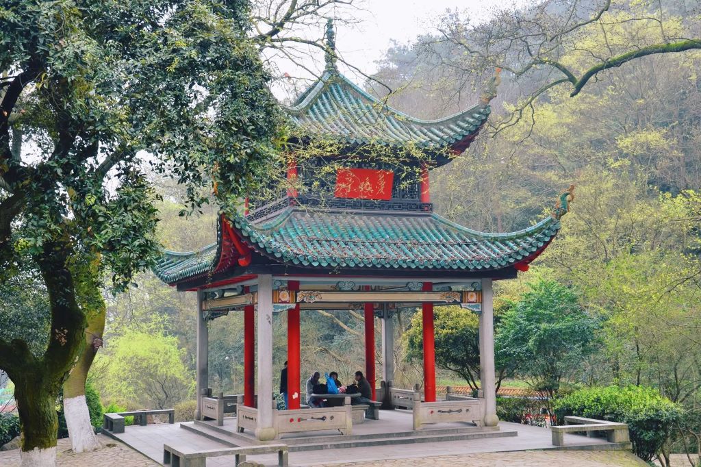 湖南长沙岳麓山，拥有1500多年历史，且自然风光秀丽的文化名山