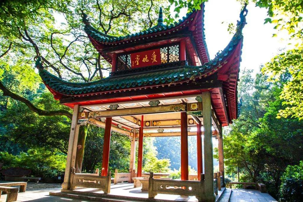 岳麓山有哪些适合拍照打卡的地方？岳麓山拍照打卡的最佳时间是什么时候？