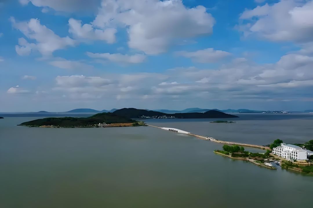 太湖，中国五大淡水湖之一，烟波浩渺，山水相依
