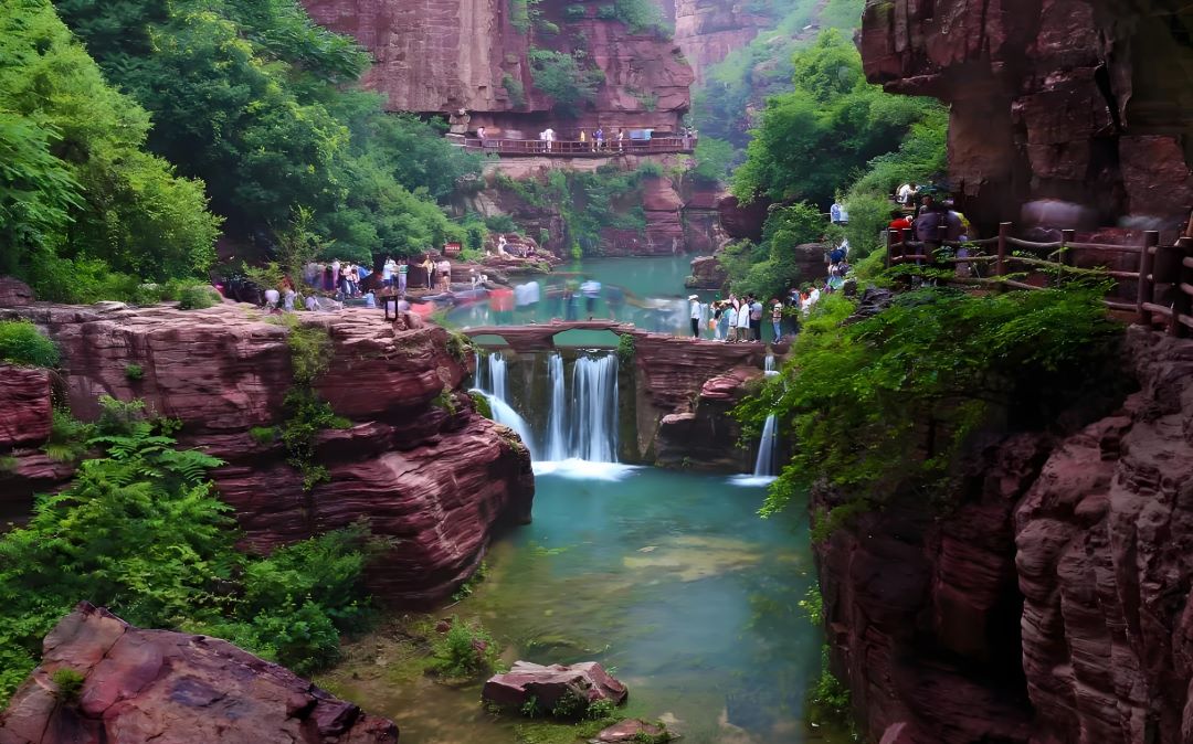 中原第一奇山--云台山，是中原地区著名的避暑胜地和旅游景点。